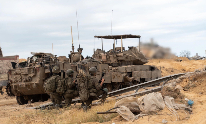 Tăng thiết giáp, binh sĩ Israel tại Dải Gaza ngày 18/4. Ảnh: IDF