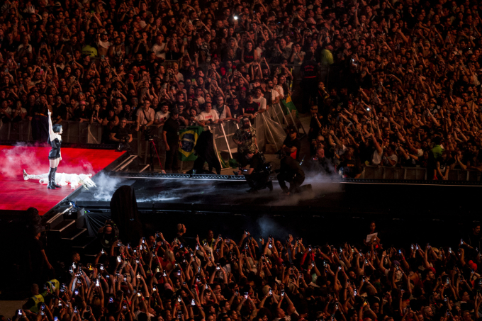 Ca sĩ người Mỹ Lady Gaga biểu diễn trên sân khấu ở bãi biển Copacabana, Rio de Janeiro, Brazil ngày 3/5. Ảnh: AFP