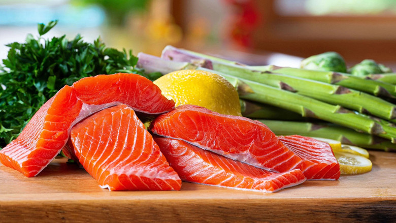 Cá hồi là một trong những nguồn cung cấp Omega-3 dồi dào nhất trong thế giới hải sản. (Ảnh minh họa).