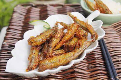 Cá cơm chứa khoảng 2g omega-3 trong mỗi 100g thịt cá. (Ảnh minh họa).