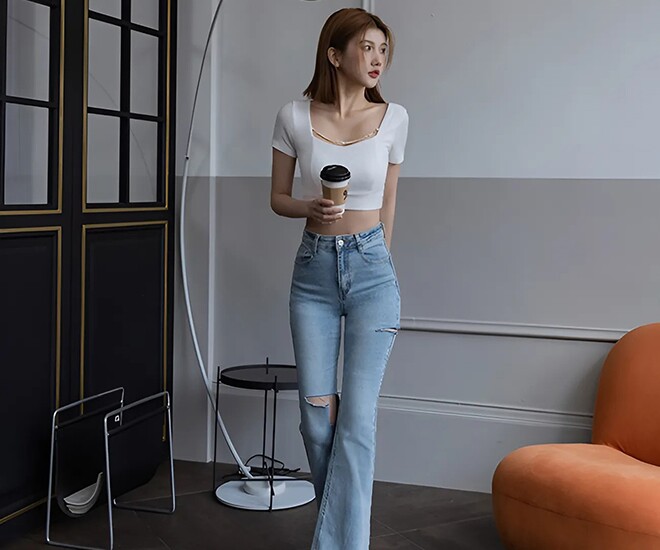 Chiếc quần jeans cạp cao ống loe có kiểu dáng ôm sát phần hông và đùi làm nổi bật đường cong cơ thể, trong khi phần ống loe nhẹ giúp kéo dài đôi chân một cách tự nhiên.