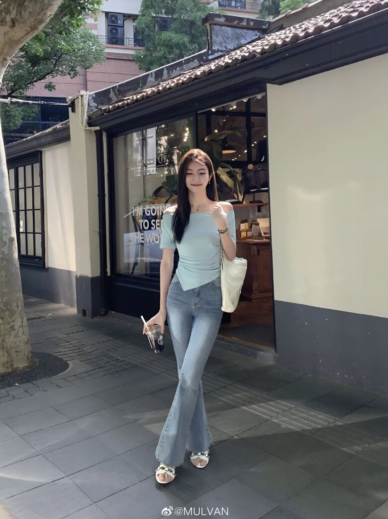 Chiếc quần jeans ống loe cổ điển với phần cạp cao ôm sát eo giúp tạo cảm giác đôi chân dài miên man. Thiết kế ôm nhẹ từ hông đến gối rồi xòe nhẹ phần ống tạo tỷ lệ cơ thể cân đối và uyển chuyển.
