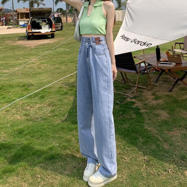 Chiếc quần jeans siêu hack dáng với phần ống siêu rộng, kéo dài từ hông đến gấu quần, giúp che khéo mọi khuyết điểm ở đôi chân. Cạp cao tôn eo triệt để, tạo hiệu ứng “kéo chân” đáng nể, giúp vóc dáng trông cao ráo.