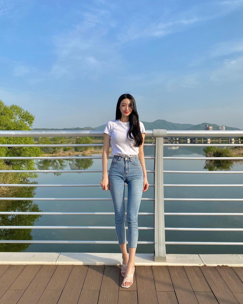 Chiếc quần skinny ôm sát từ hông đến mắt cá chân là “trợ thủ” hoàn hảo giúp đôi chân trông dài miên man và thanh thoát.