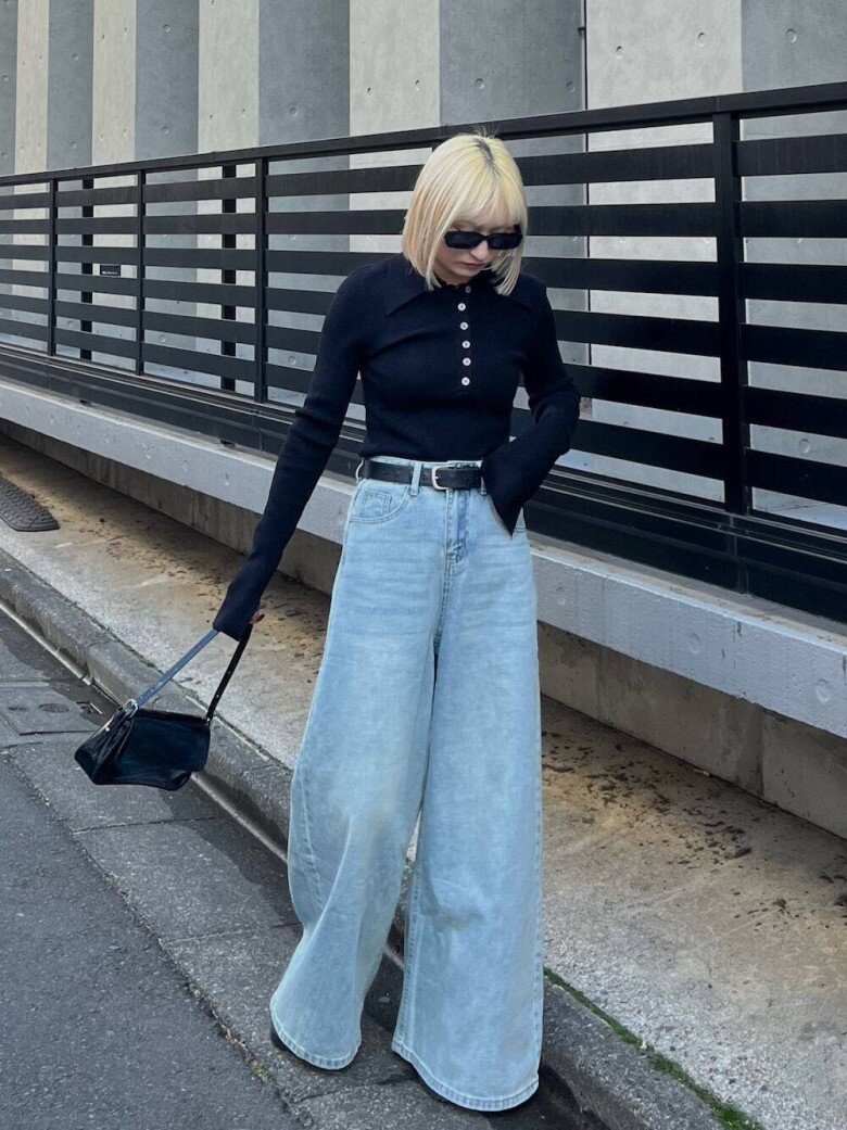 Tỏa sáng với phong cách monochrome, chiếc áo đen ôm sát kết hợp hoàn hảo cùng quần jeans ống rộng dáng loe màu xanh bạc phai nhẹ. Thiết kế với phần cạp cao ôm gọn eo và phần ống rộng giúp “kéo dài” đôi chân.