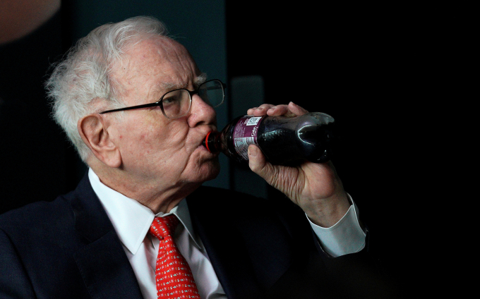 Tỷ phú Mỹ Warren Buffett uống Coca vị anh đào trong cuộc họp hồi năm 2018. Ảnh: Reuters