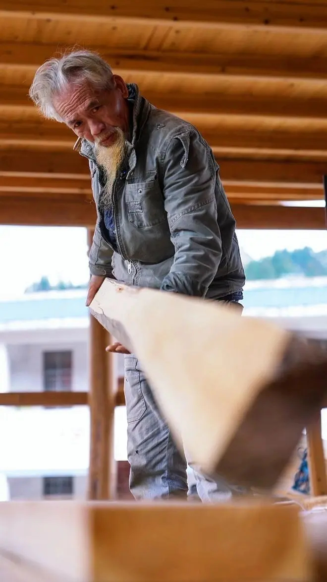 Ông Shi Shanzhang, 76 tuổi, một nghệ nhân dựng nhà gỗ không cần đinh. Ảnh: Worldjournal