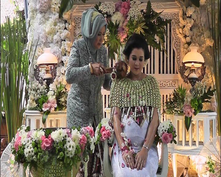 Trong buổi lễ Tingkeban, bà bầu được tắm bằng nước pha từ 7 nguồn suối thiêng, tượng trưng cho 7 thiên thần bảo vệ. (Ảnh minh họa)