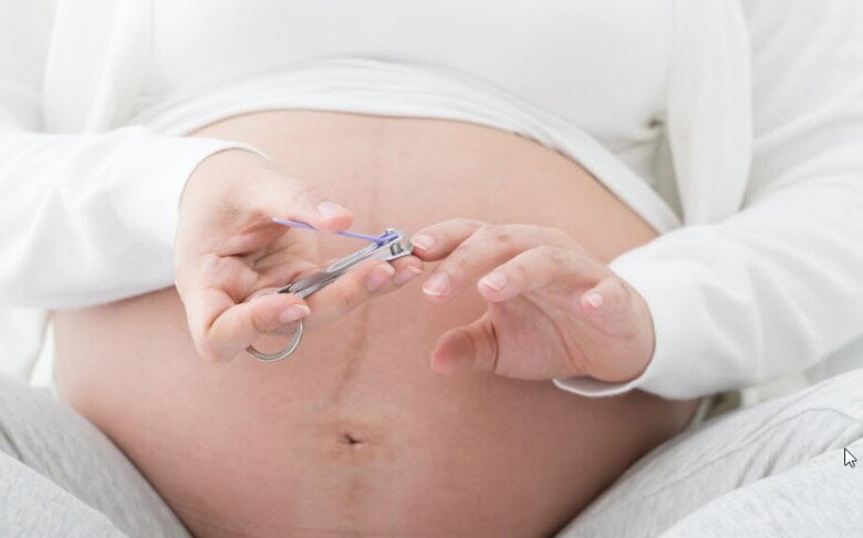 Bà bầu kiêng không cắt tóc hoặc móng tay vào ban đêm vì dễ ảnh hưởng đến hình dáng và sức khỏe em bé. (Ảnh minh họa)