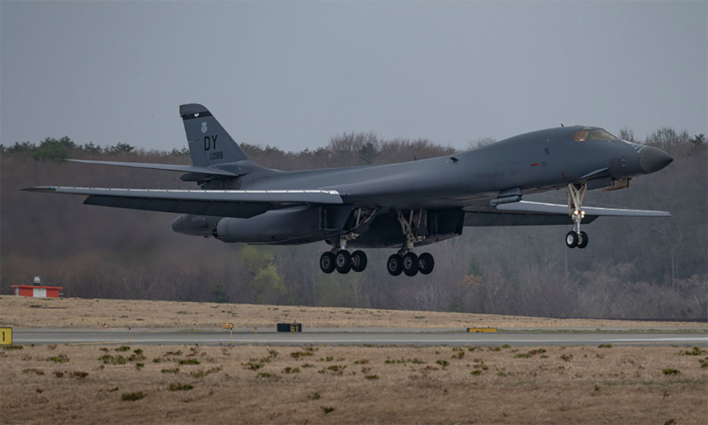Oanh tạc cơ B-1B Lancer hạ cánh xuống căn cứ Misawa, Nhật Bản hồi tháng 4. Ảnh: USAF