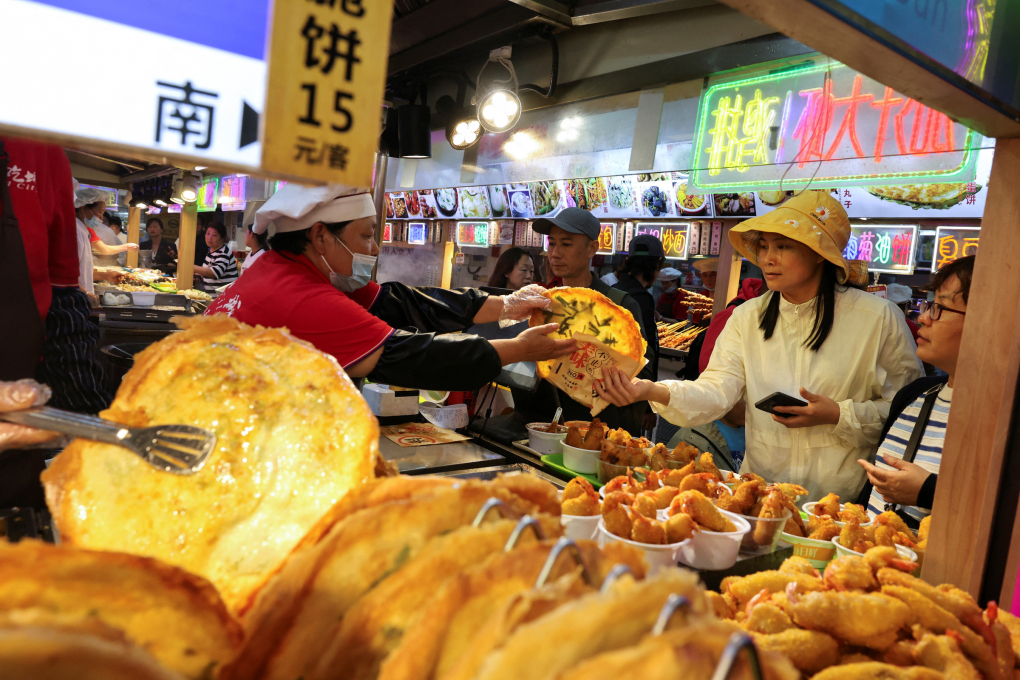 Khách hàng mua sắm tại một khu ẩm thực ở Thượng Hải ngày 4/5. Ảnh: Reuters