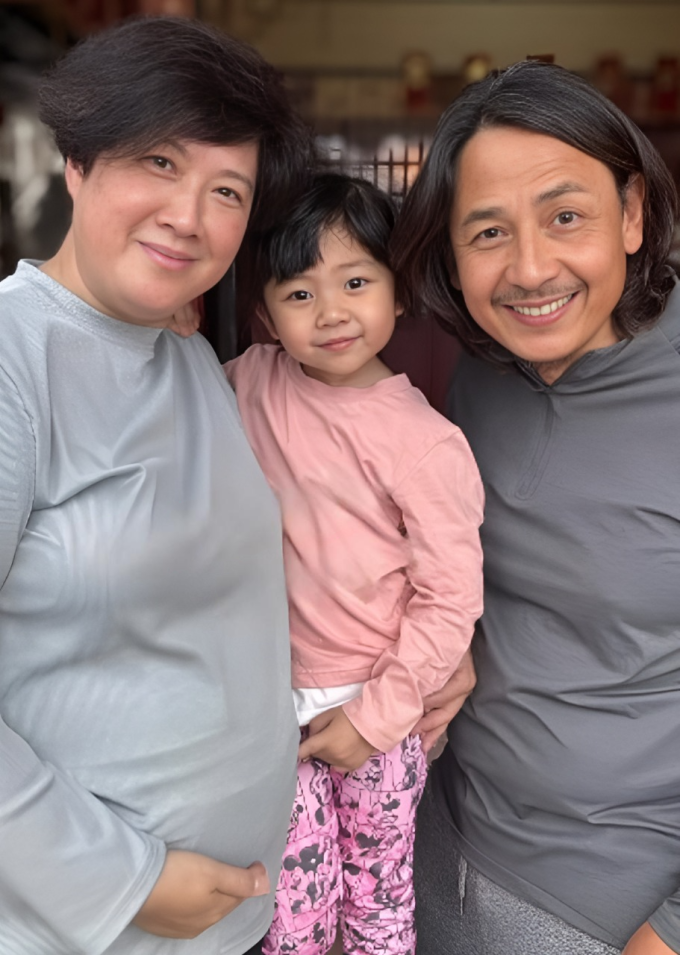 Hoàng Trạch Phong và vợ con. Ảnh: Weibo