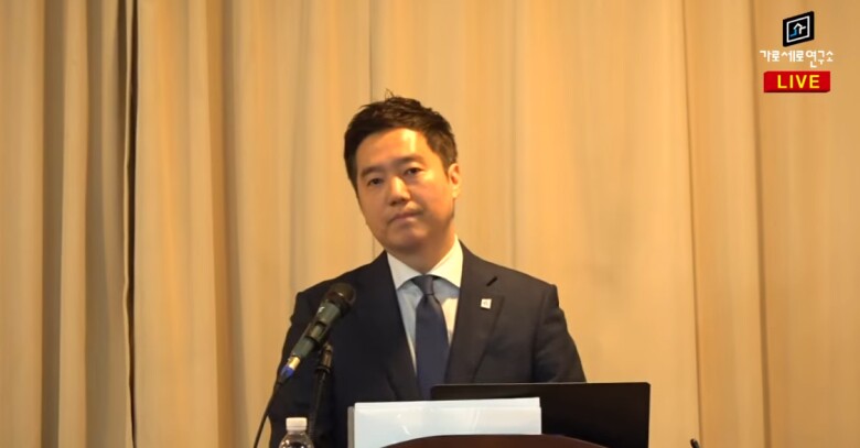 Kim Se Ui - đại diện kênh YouTube Viện Garo Sero có mặt trong họp báo ngày 7/5.