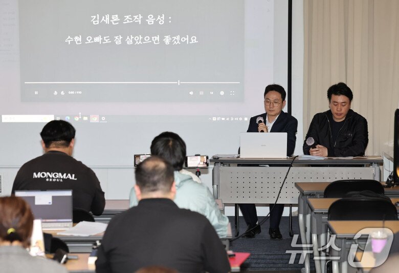 YouTuber Lee Jin Ho (người ngồi bên trái) trong họp báo chiều 7/5 phản pháo cáo buộc từ Viện Garo Sero.