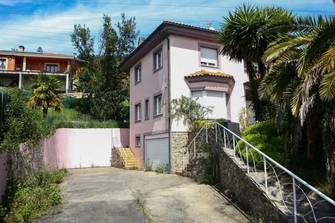 Ngôi nhà ở Oviedo nơi ba trẻ em sống từ cuối năm 2021. Ảnh: AFP