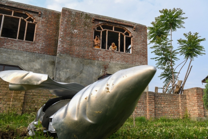 Mảnh vỡ máy bay trong tỉnh Pamu và Kashmir của Ấn Độ ngày 7/5. Ảnh: AFP