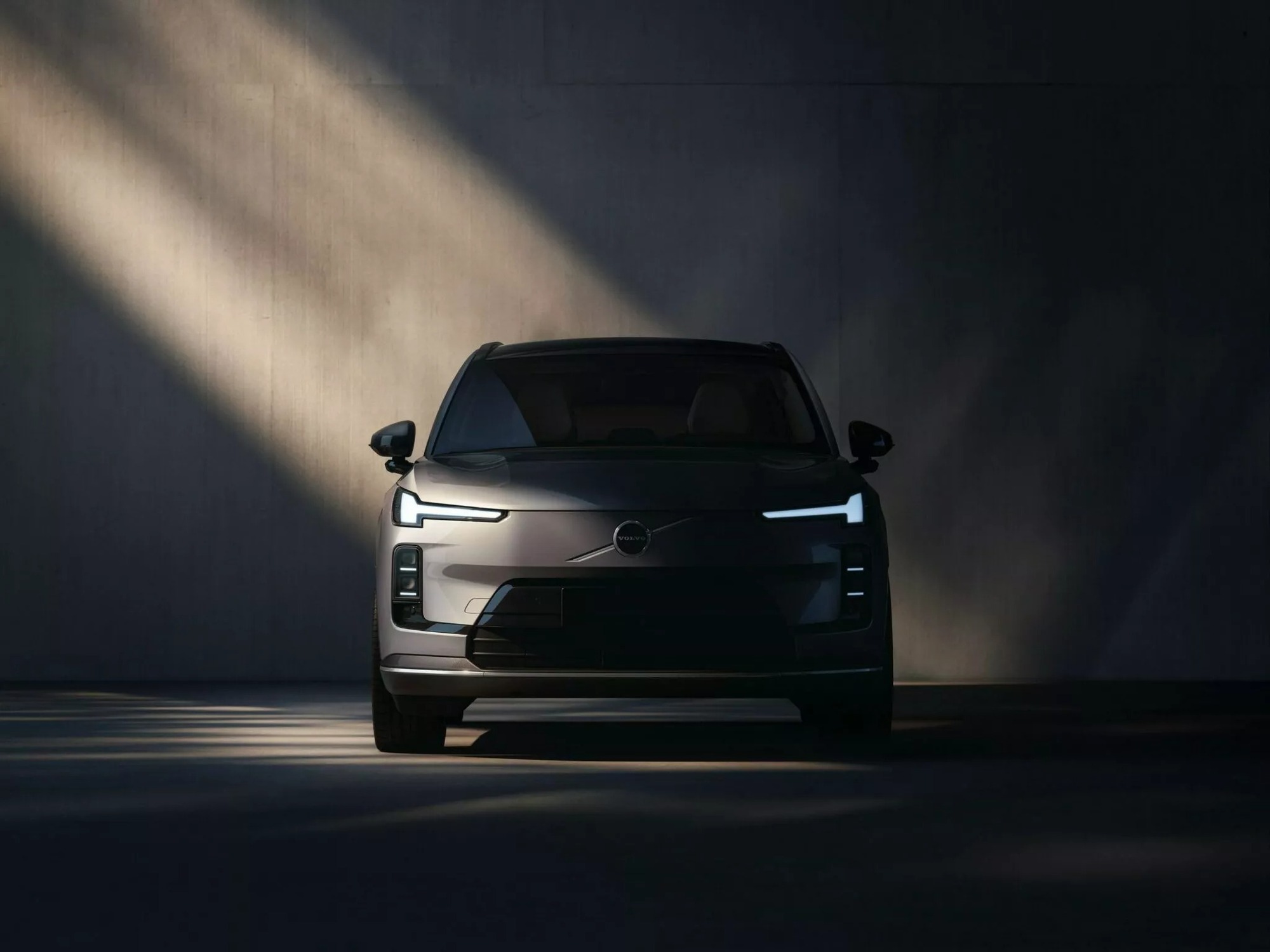 Volvo XC70 lần đầu có ảnh chính thức: Là PHEV nhưng thiết kế như xe điện, có thể chạy 200km khi hết xăng- Ảnh 2. Volvo XC70 lần đầu có ảnh chính thức: Là PHEV nhưng thiết kế như xe điện, có thể chạy 200km khi hết xăng- Ảnh 2.