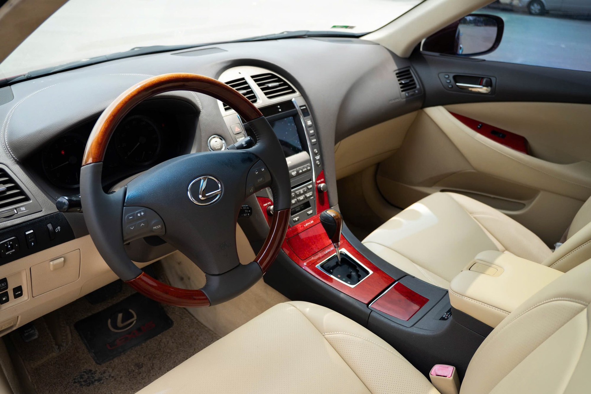 Lexus ES gần 20 năm tuổi vẫn có giá hơn 400 triệu: Chạy 140.000km, nội thất còn đẹp, ngoại thất nhuốm màu thời gian- Ảnh 3. Lexus ES gần 20 năm tuổi vẫn có giá hơn 400 triệu: Chạy 140.000km, nội thất còn đẹp, ngoại thất nhuốm màu thời gian- Ảnh 3.