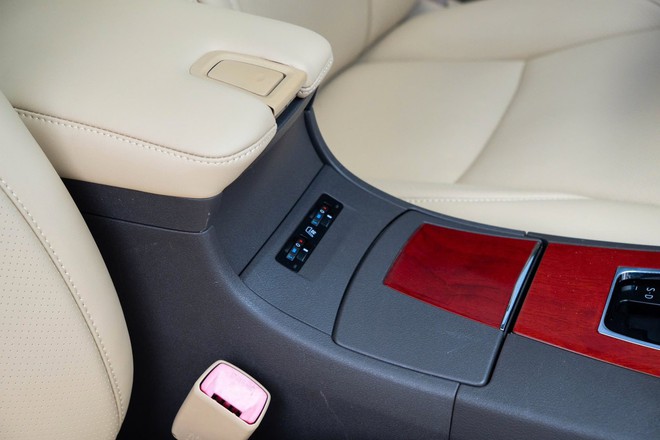 Lexus ES gần 20 năm tuổi vẫn có giá hơn 400 triệu: Chạy 140.000km, nội thất còn đẹp, ngoại thất nhuốm màu thời gian- Ảnh 12. Lexus ES gần 20 năm tuổi vẫn có giá hơn 400 triệu: Chạy 140.000km, nội thất còn đẹp, ngoại thất nhuốm màu thời gian- Ảnh 12.