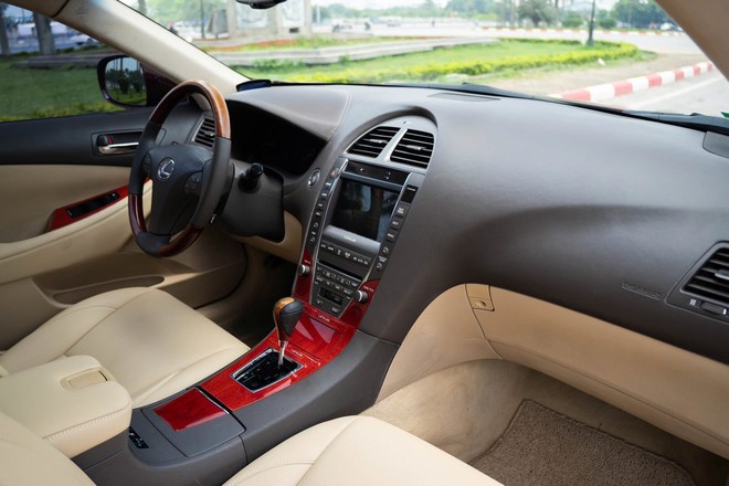 Lexus ES gần 20 năm tuổi vẫn có giá hơn 400 triệu: Chạy 140.000km, nội thất còn đẹp, ngoại thất nhuốm màu thời gian- Ảnh 8. Lexus ES gần 20 năm tuổi vẫn có giá hơn 400 triệu: Chạy 140.000km, nội thất còn đẹp, ngoại thất nhuốm màu thời gian- Ảnh 8.