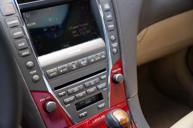 Lexus ES gần 20 năm tuổi vẫn có giá hơn 400 triệu: Chạy 140.000km, nội thất còn đẹp, ngoại thất nhuốm màu thời gian- Ảnh 9. Lexus ES gần 20 năm tuổi vẫn có giá hơn 400 triệu: Chạy 140.000km, nội thất còn đẹp, ngoại thất nhuốm màu thời gian- Ảnh 9.