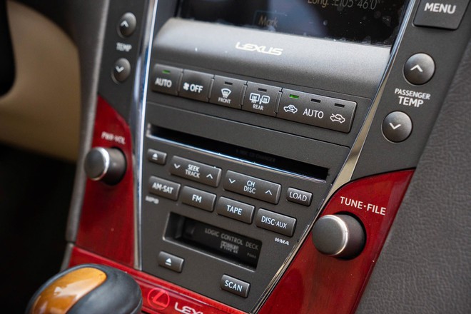 Lexus ES gần 20 năm tuổi vẫn có giá hơn 400 triệu: Chạy 140.000km, nội thất còn đẹp, ngoại thất nhuốm màu thời gian- Ảnh 10. Lexus ES gần 20 năm tuổi vẫn có giá hơn 400 triệu: Chạy 140.000km, nội thất còn đẹp, ngoại thất nhuốm màu thời gian- Ảnh 10.