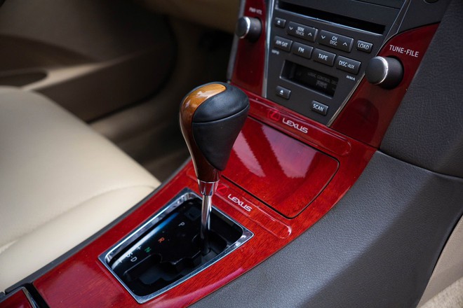 Lexus ES gần 20 năm tuổi vẫn có giá hơn 400 triệu: Chạy 140.000km, nội thất còn đẹp, ngoại thất nhuốm màu thời gian- Ảnh 11. Lexus ES gần 20 năm tuổi vẫn có giá hơn 400 triệu: Chạy 140.000km, nội thất còn đẹp, ngoại thất nhuốm màu thời gian- Ảnh 11.