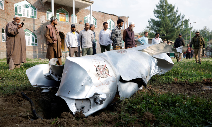 Vật thể kim loại dường như là bộ phận của máy bay tại Jammu và Kashmir hôm 7/5. Ảnh: Reuters