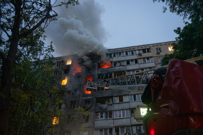 Cháy tại một tòa chung cư ở Kiev sau vụ tấn công của máy bay không người lái ngày 7/5. Ảnh: AFP