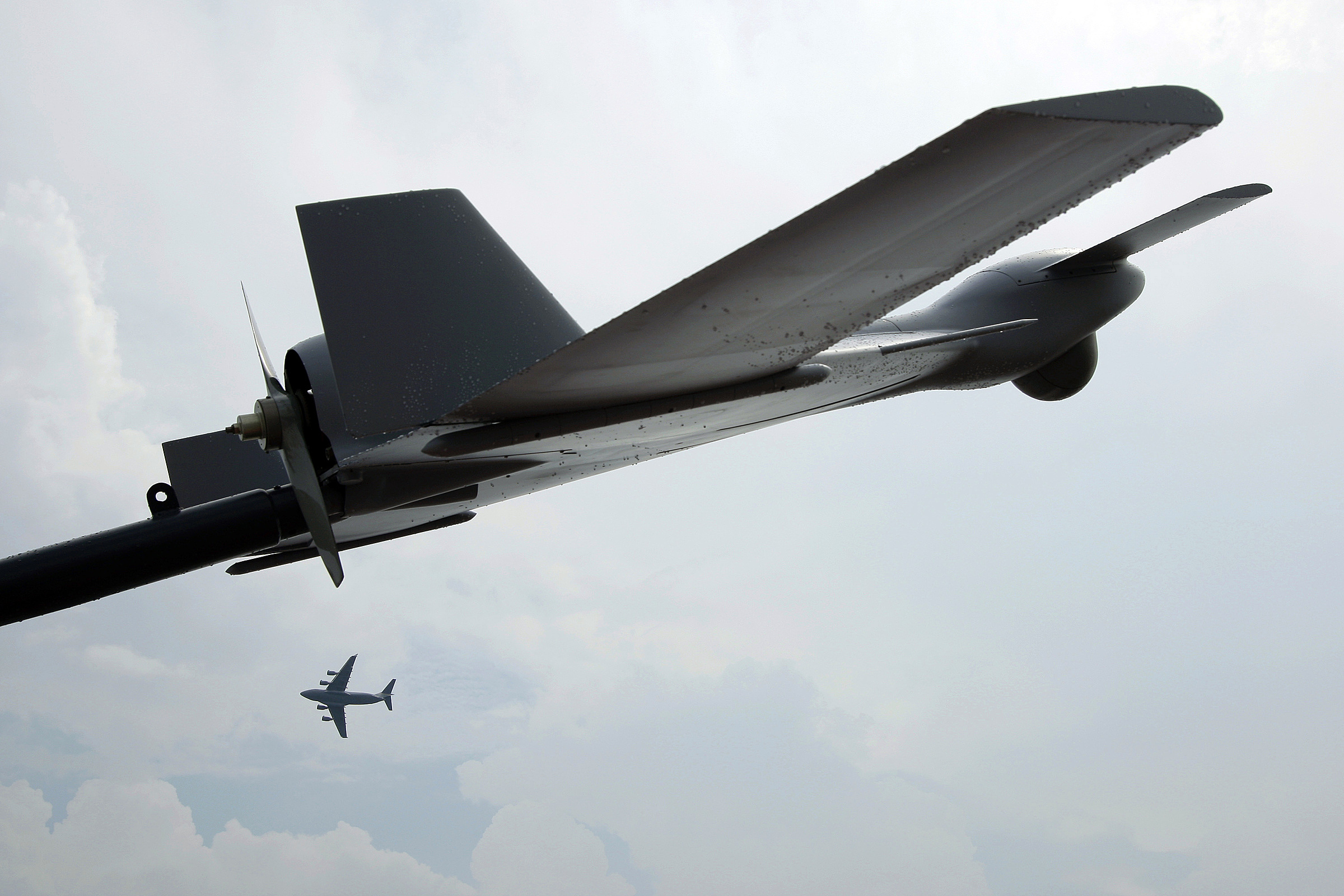 UAV Harop, đằng sau là máy bay vận tải Boeing C-17, tại Triển lãm Hàng không Singapore, năm 2012. Ảnh: Reuters