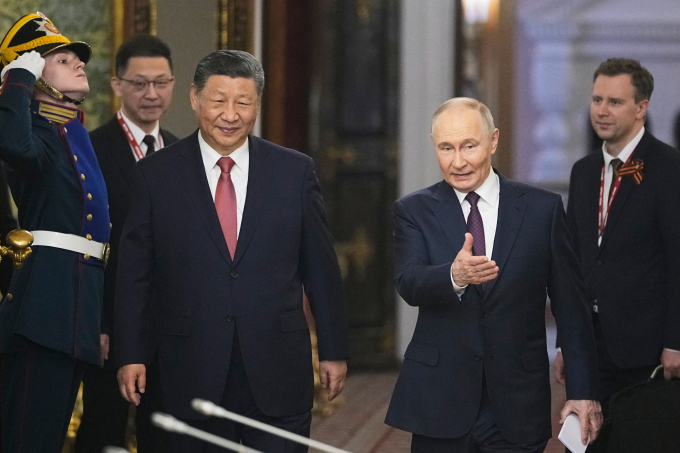 Tổng thống Nga Vladimir Putin (phải) và Chủ tịch Trung Quốc Tập Cận Bình tại Điện Kremlin ngày 8/5. Ảnh: AFP