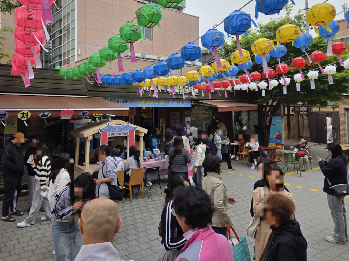 Người trẻ tụ tập bên ngoài quán cà phê Phật đản ở chùa Yeonhwa. Ảnh: JoongAng Ilbo