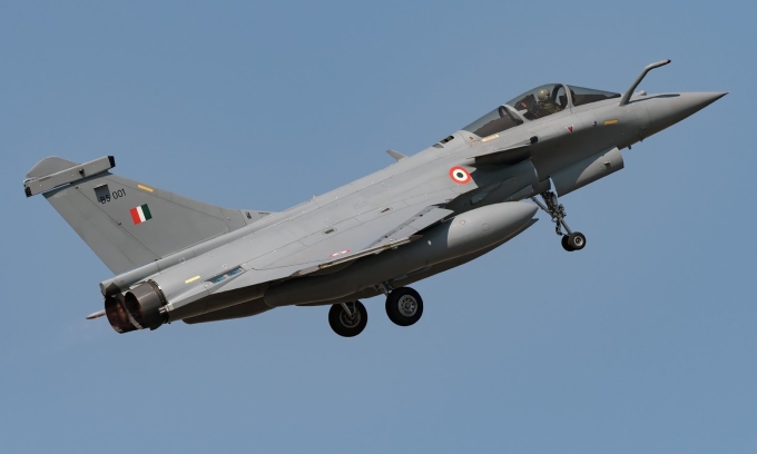 Tiêm kích Rafale số đuôi BS 001 của Ấn Độ bay biểu diễn hồi năm 2021. Ảnh: AirHistory