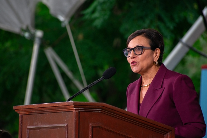 Bà Penny Pritzker phát biểu tại một sự kiện ở Đại học Harvard hồi tháng 9/2023. Ảnh: Harvard Crimson