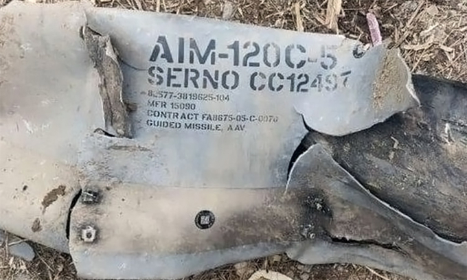 Mảnh tên lửa AIM-120 AMRAAM trên lãnh thổ Ấn Độ tháng 2/2019. Ảnh: SP Aviation