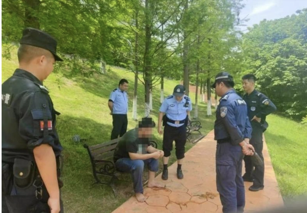 Cảnh sát thuyết phục thanh niên đang có ý định tự tử ở huyện Tương Đàm, tỉnh Hồ Nam, Trung Quốc. Ảnh: The Paper CN