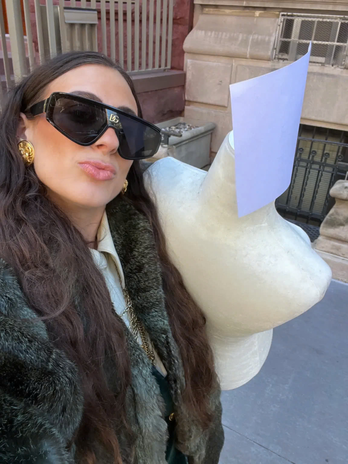 Ariana Rodriguez, 35 tuổi, ở Mỹ thường đi săn đồ có giá trị ở trong các thùng rác ở New York.