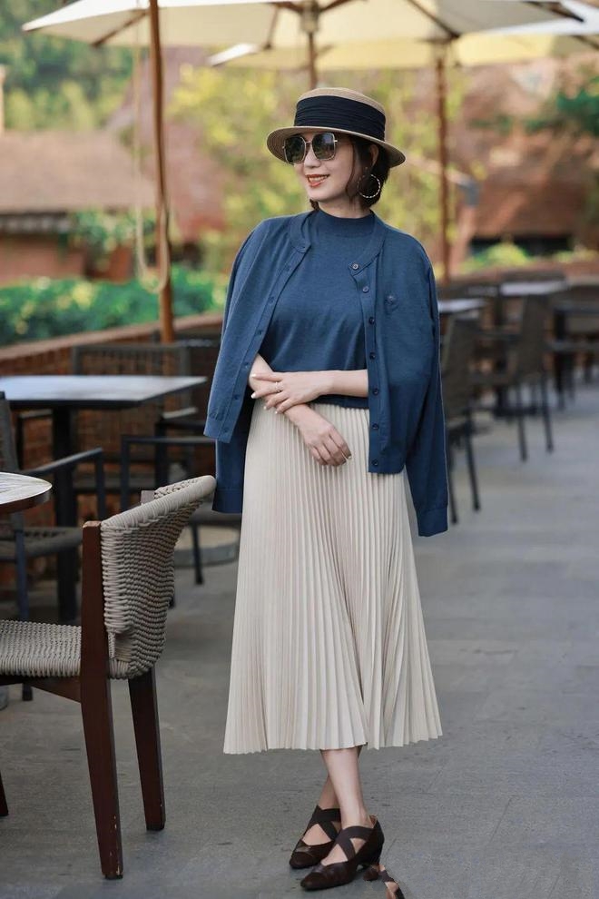 Váy midi xếp ly không phân biệt tuổi tác và mang phong cách của sự tri thức.