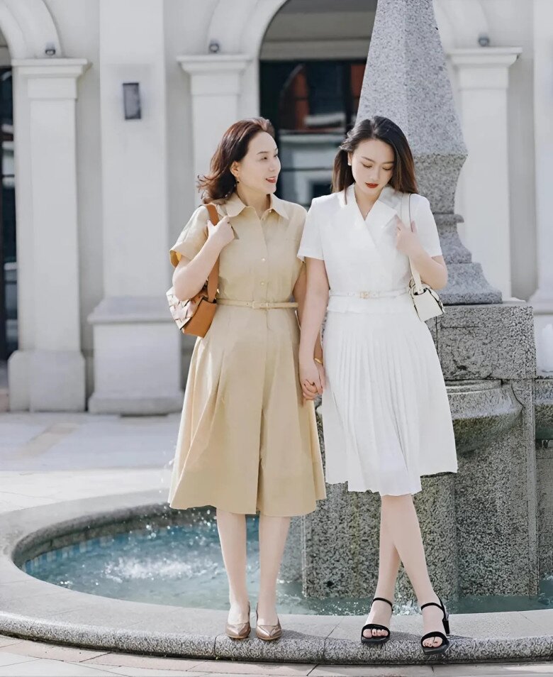 Phụ nữ 40+ nên ưu ái các tông màu nhã nhặn, thanh lịch như đen cổ điển, xanh navy, xám nhạt, trắng tinh khôi,... không chỉ tôn lên vẻ đẹp mặn mà, sang trọng mà còn giúp vóc dáng thêm thon thả, nước da.