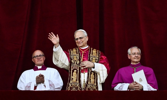 tân Giáo hoàng Leo XIV xuất hiện trên ban công Vương cung Thánh đường Thánh Peter tại Vatican ngày 8/5. Ảnh: Reuters