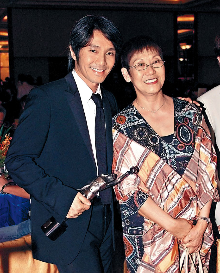 Châu Tinh Trì và mẹ. Ảnh: Eastweek