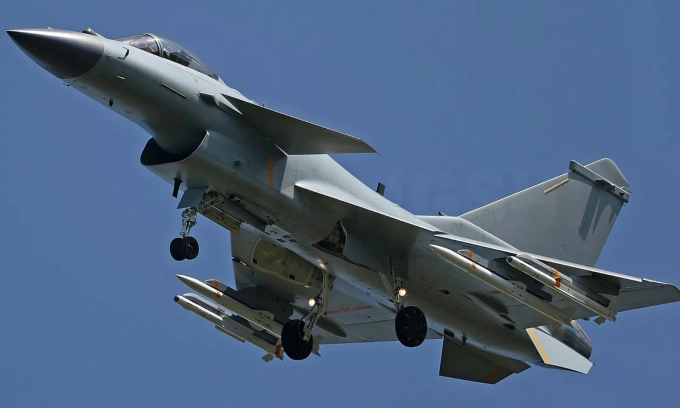 Tiêm kích J-10C Trung Quốc mang tên lửa PL-10 và PL-15 trong bức ảnh đăng năm 2023. Ảnh: War Zone