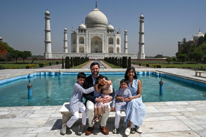 Gia đình Phó tổng thống Mỹ tại lăng mộ Taj Mahal, trong chuyến công du Ấn Độ hôm 23/4. Ảnh: AFP