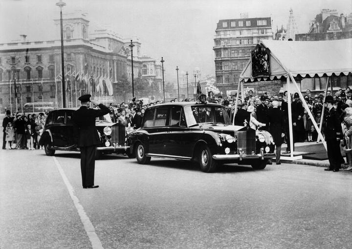 Rolls-Royce Phantom – Huyền thoại trăm năm trên bánh xe thời gian- Ảnh 1.