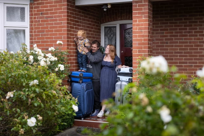 Gia đình Baker chuẩn bị rời đi, chuyển đến Australia. Ảnh: Guardian