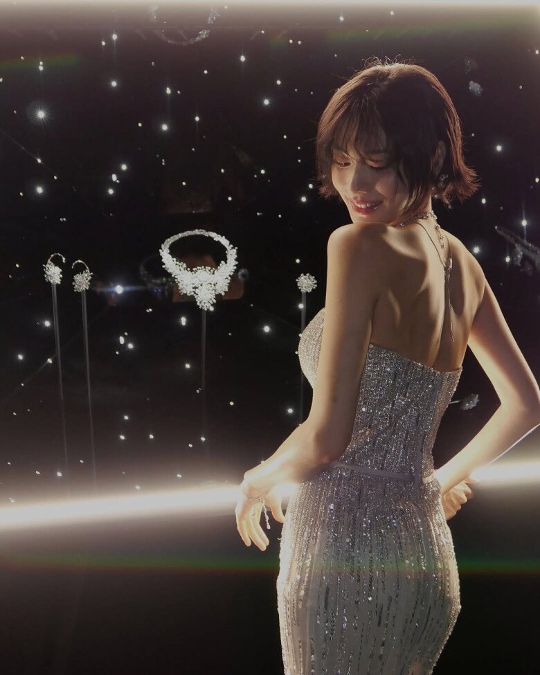 Phong thái tự tin là “vũ khí” khiến mọi set đồ gợi cảm của Nana đều trở nên cao cấp và không phô trương.