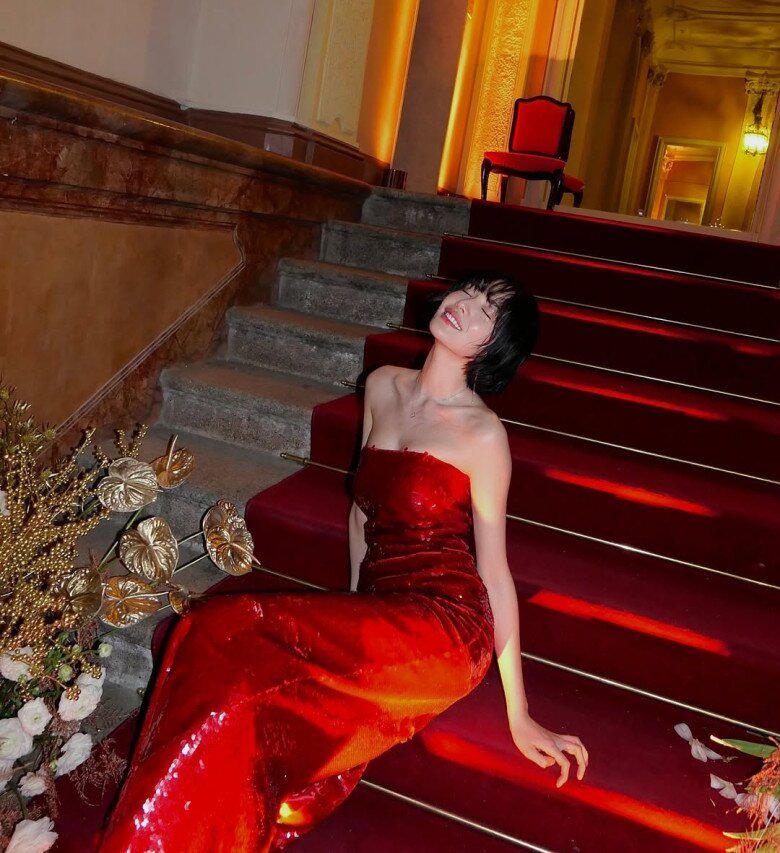 Dù sexy, nhưng sự thanh thoát trong cách tạo dáng và biểu cảm khiến hình ảnh Nana luôn giữ được độ tinh tế, không bao giờ sa đà vào gợi cảm quá đà.