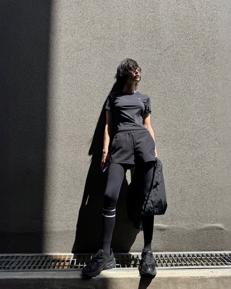 Lối ăn mặc này không chỉ tiện lợi khi di chuyển, luyện tập mà còn cực kỳ hợp trend