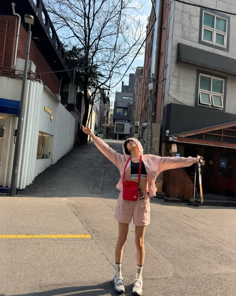 Dù không quá đầu tư cầu kỳ, nhưng Nana vẫn thể hiện được gu thẩm mỹ nhờ vào form đồ vừa vặn và màu sắc nhã nhặn, sành điệu