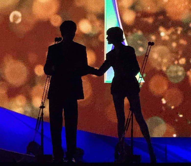 Dù đứng ngược sáng, đôi chân dài thẳng tắp của nữ diễn viên cũng đủ làm người hâm mộ nức lòng